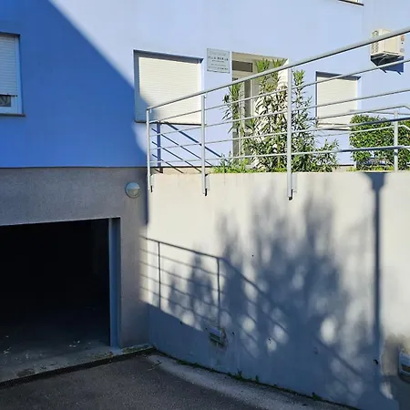 Blue Garden Loft - With Garage アパート